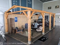 Showrooom presentatie overkapping met steigerhouten vloer