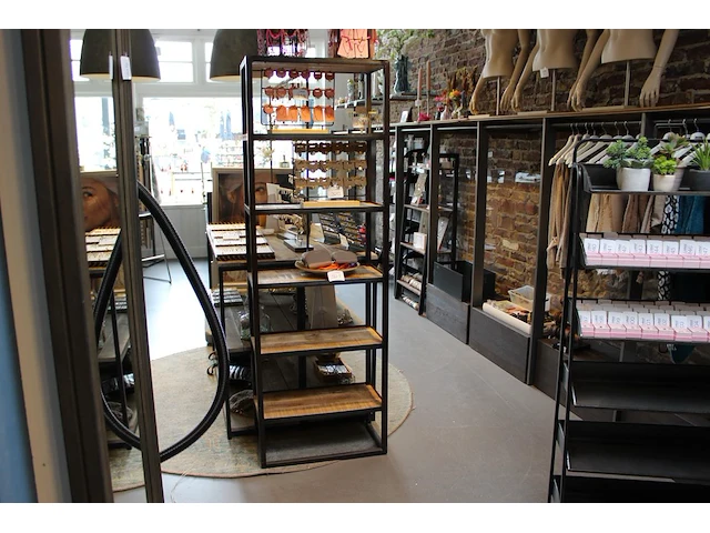 Showstelling met houten schappen. afmeting 60 x 30 x 180 cm - afbeelding 1 van  2