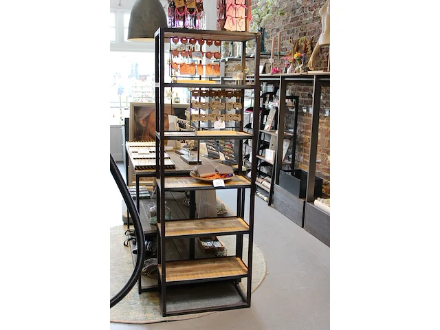 Showstelling met houten schappen. afmeting 60 x 30 x 180 cm - afbeelding 2 van  2