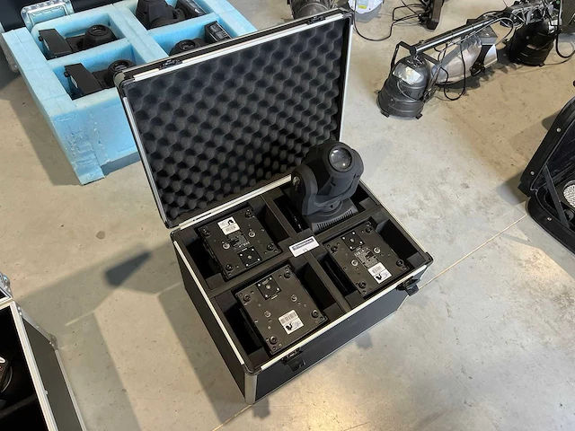 Showtec - kanjo spot 60 - moving head (4x) - afbeelding 1 van  4
