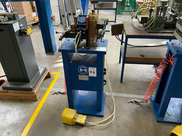 Shüco art. nr. shc 296549 pneumatische multifunctionele ponsmachine - afbeelding 1 van  5