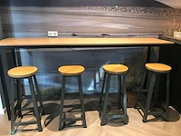 Side table met 4 krukken