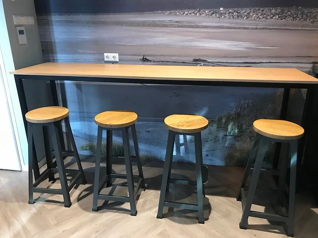 Side table met 4 krukken - afbeelding 3 van  5