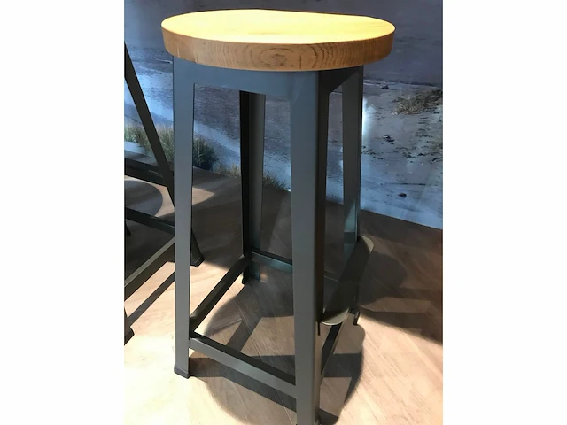 Side table met 4 krukken - afbeelding 4 van  5