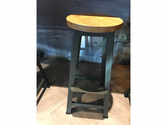 Side table met 4 krukken - afbeelding 5 van  5