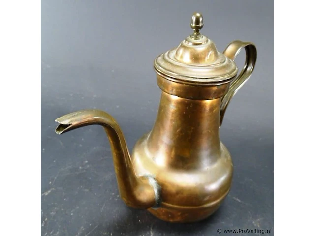 Sierlijk gevormde antieke koperen koffiepot - afbeelding 2 van  5