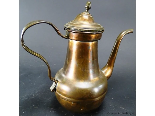 Sierlijk gevormde antieke koperen koffiepot - afbeelding 3 van  5