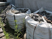 Sierstenen in drie big bags, waarvan een gescheurd. - afbeelding 2 van  2