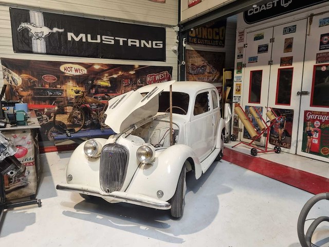 Simca 8 saloon, bouwjaar 1947, uniek - afbeelding 15 van  17