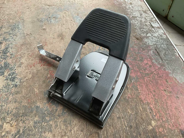 Skilcraft desktop two hole punch (5x) - afbeelding 1 van  6