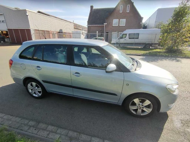 Skoda - 2010 - fabia combi - 1.2 tdi greenline - 02-nhn-4 - afbeelding 9 van  14