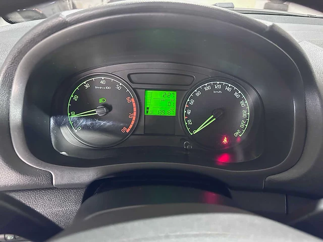Skoda - fabia - 1.2 drive - 69-kvx-4 - afbeelding 2 van  17