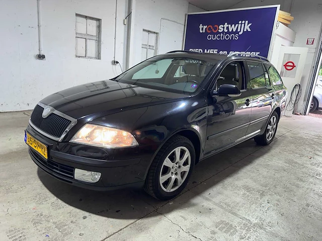 Skoda - octavia combi - 1.6 elegance - 85-sf-rz - afbeelding 1 van  18