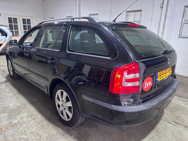 Skoda - octavia combi - 1.6 elegance - 85-sf-rz - afbeelding 12 van  18