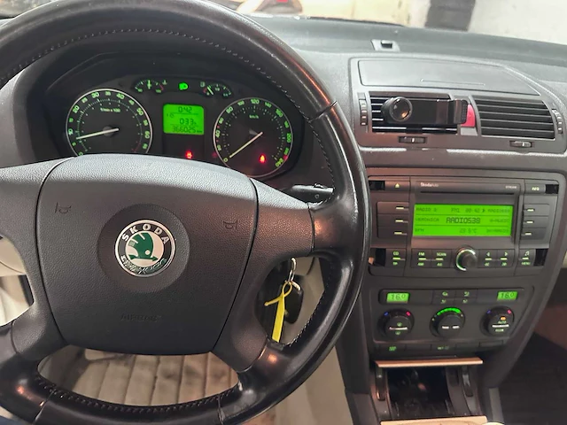 Skoda - octavia combi - 1.6 elegance - 85-sf-rz - afbeelding 18 van  18