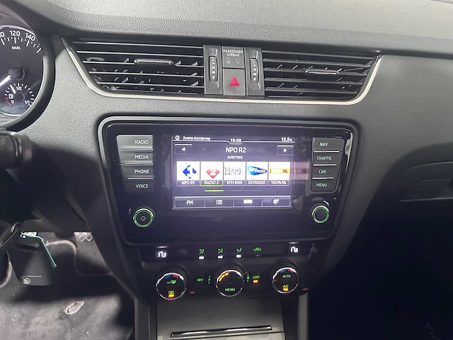 Skoda - octavia combi - 1.6 tdi grt amb. bns - kx-013-j - afbeelding 6 van  21