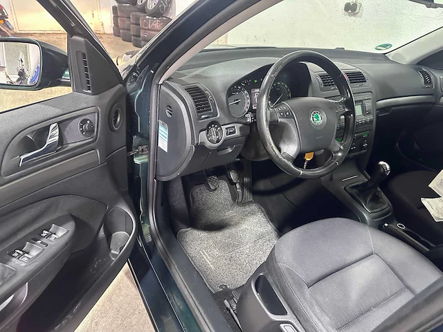 Skoda - octavia combi - 2.0 fsi elegance - 50-rj-nh - afbeelding 22 van  22