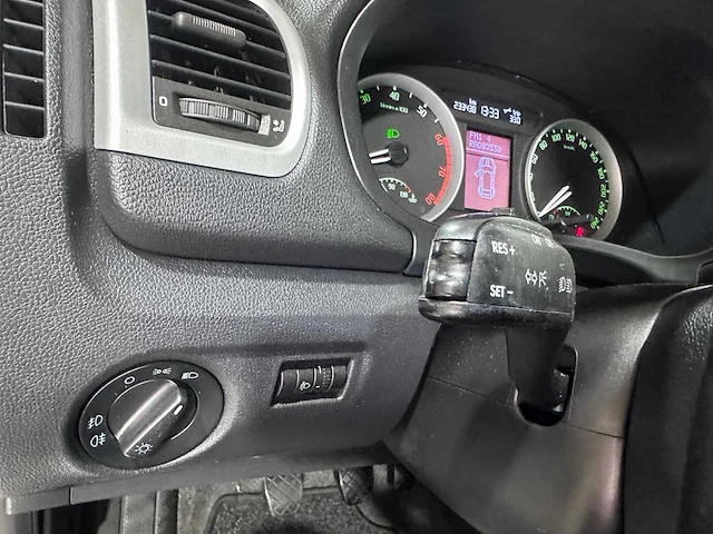 Skoda - roomster - 1.6-16v comfort - 95-xn-rv - afbeelding 2 van  17