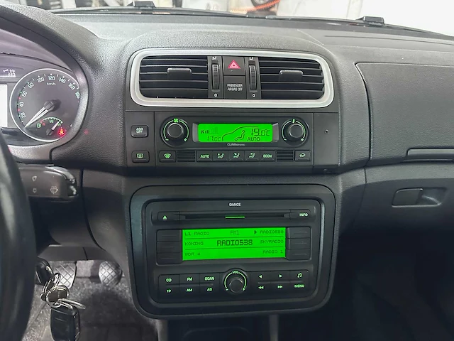 Skoda - roomster - 1.6-16v comfort - 95-xn-rv - afbeelding 3 van  17