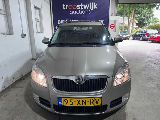 Skoda - roomster - 1.6-16v comfort - 95-xn-rv - afbeelding 1 van  17