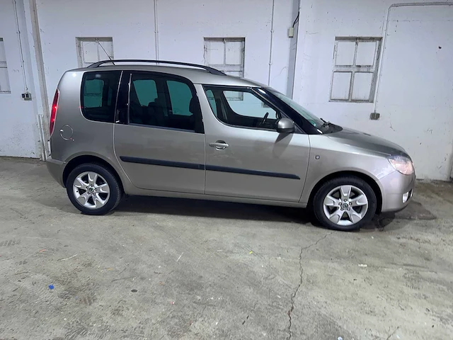 Skoda - roomster - 1.6-16v comfort - 95-xn-rv - afbeelding 12 van  17