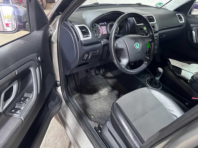 Skoda - roomster - 1.6-16v comfort - 95-xn-rv - afbeelding 14 van  17