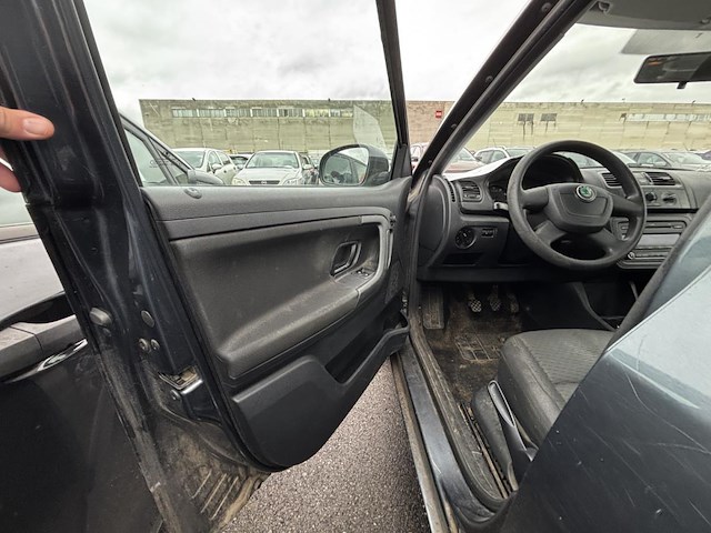 Skoda fabia 1.2i ambiente, 2011 - afbeelding 28 van  30