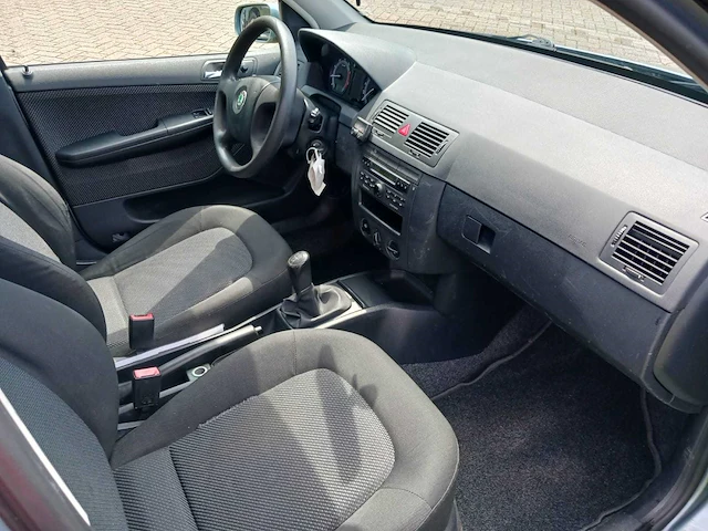 Skoda fabia 1.4 16v ambiente, 30-rj-vp - afbeelding 2 van  18