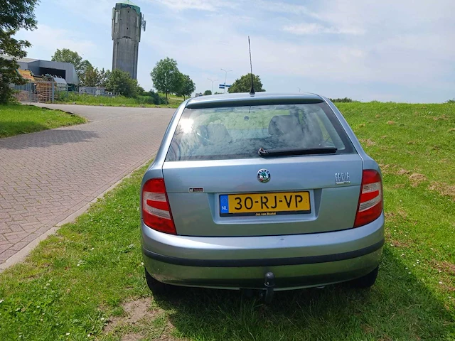 Skoda fabia 1.4 16v ambiente, 30-rj-vp - afbeelding 17 van  18