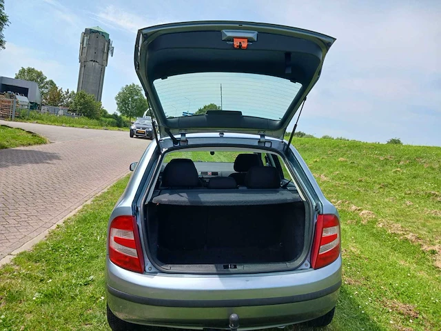 Skoda fabia 1.4 16v ambiente, 30-rj-vp - afbeelding 18 van  18