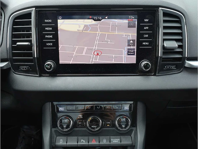 Skoda karoq 1.5 tsi automaat 2020 panoramadak virtual canton audio keyless go & entry dodehoeksensor - afbeelding 14 van  40