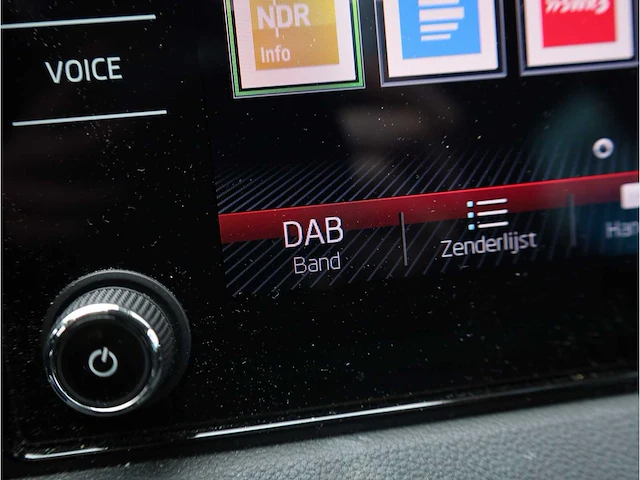 Skoda karoq 1.5 tsi automaat 2020 panoramadak virtual canton audio keyless go & entry dodehoeksensor - afbeelding 20 van  40