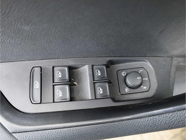 Skoda karoq 1.5 tsi automaat 2020 panoramadak virtual canton audio keyless go & entry dodehoeksensor - afbeelding 22 van  40
