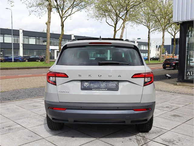 Skoda karoq 1.5 tsi automaat 2020 panoramadak virtual canton audio keyless go & entry dodehoeksensor - afbeelding 34 van  40