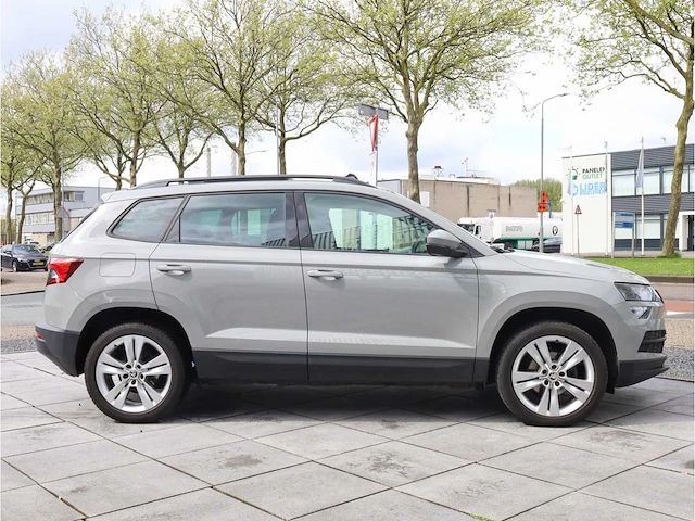 Skoda karoq 1.5 tsi automaat 2020 panoramadak virtual canton audio keyless go & entry dodehoeksensor - afbeelding 37 van  40
