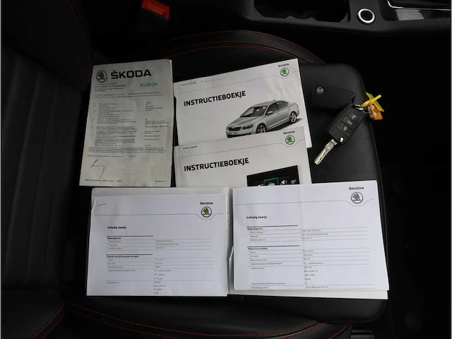 Skoda octavia combi rs 2.0 tsi 230pk automaat 2016 vol leer keyless memory canton dab 19inch, s-023-lh - afbeelding 26 van  40