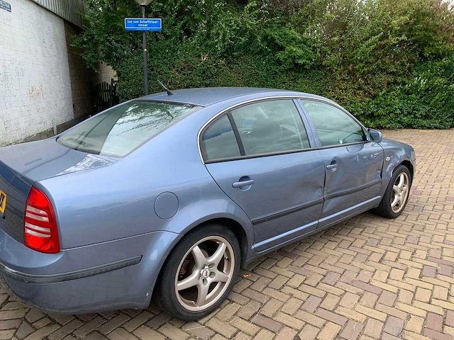 Skoda superb 2.0 comfort, 88-pb-jx - afbeelding 2 van  10