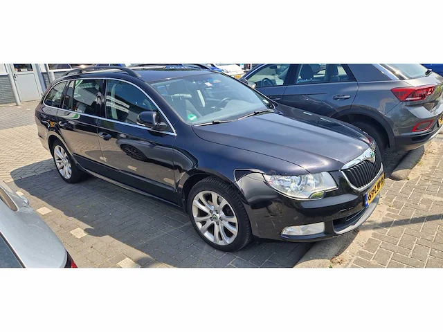Skoda superb combi 1.4 tsi comfort business 2010 | 69-ljn-9 - afbeelding 2 van  8