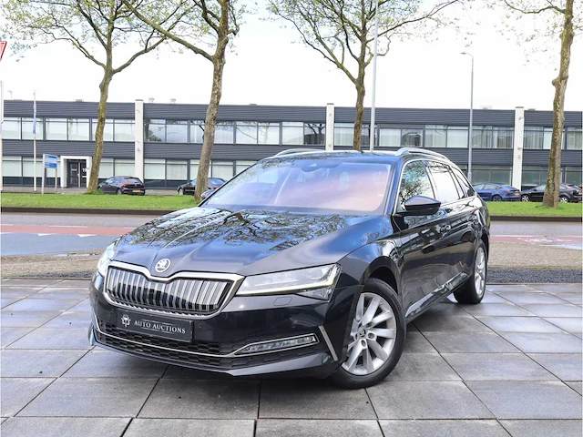 Skoda superb combi 1.4 tsi iv phev 218pk automaat 2020 keyless memory stoel/stuur/achterbank verwarmd trekhaak - afbeelding 1 van  36