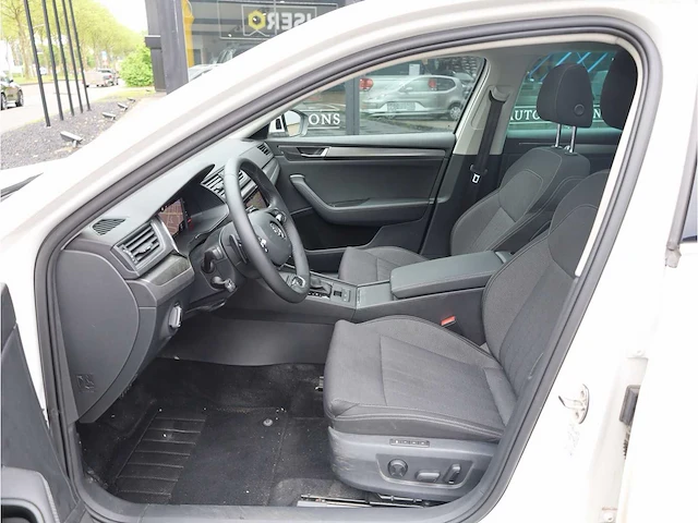 Skoda superb combi 1.4 tsi iv phev 218pk automaat 2020 pano camera stoelverwarming 19inch adaptive led - afbeelding 4 van  37