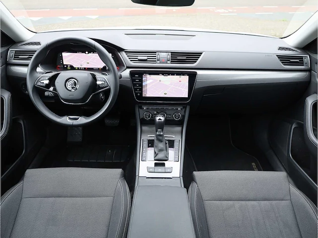 Skoda superb combi 1.4 tsi iv phev 218pk automaat 2020 pano camera stoelverwarming 19inch adaptive led - afbeelding 7 van  37