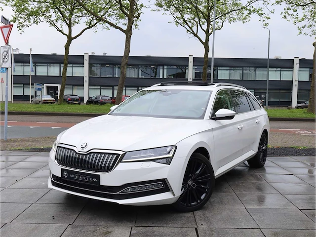 Skoda superb combi 1.4 tsi iv phev 218pk automaat 2020 pano camera stoelverwarming 19inch adaptive led - afbeelding 1 van  37