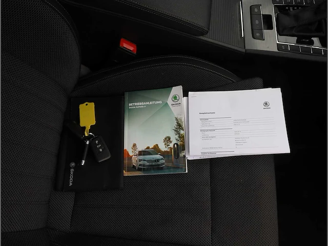 Skoda superb combi 1.4 tsi iv phev 218pk automaat 2020 pano camera stoelverwarming 19inch adaptive led - afbeelding 26 van  37