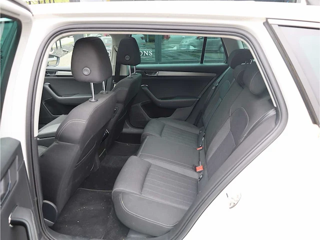 Skoda superb combi 1.4 tsi iv phev 218pk automaat 2020 pano camera stoelverwarming 19inch adaptive led - afbeelding 28 van  37
