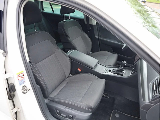Skoda superb combi 1.4 tsi iv phev 218pk automaat 2020 pano camera stoelverwarming 19inch adaptive led - afbeelding 29 van  37