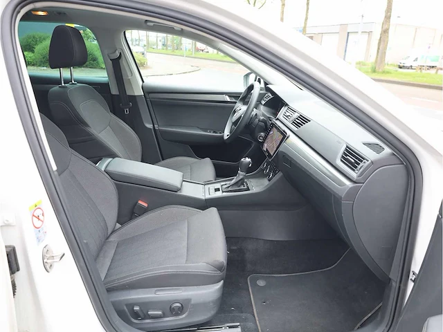 Skoda superb combi 1.4 tsi iv phev 218pk automaat 2020 pano camera stoelverwarming 19inch adaptive led - afbeelding 30 van  37