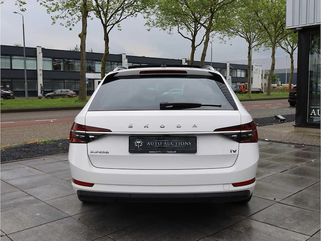 Skoda superb combi 1.4 tsi iv phev 218pk automaat 2020 pano camera stoelverwarming 19inch adaptive led - afbeelding 32 van  37
