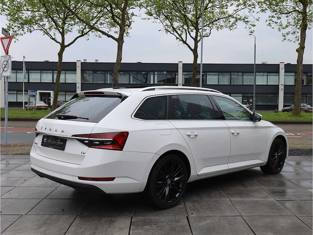 Skoda superb combi 1.4 tsi iv phev 218pk automaat 2020 pano camera stoelverwarming 19inch adaptive led - afbeelding 33 van  37