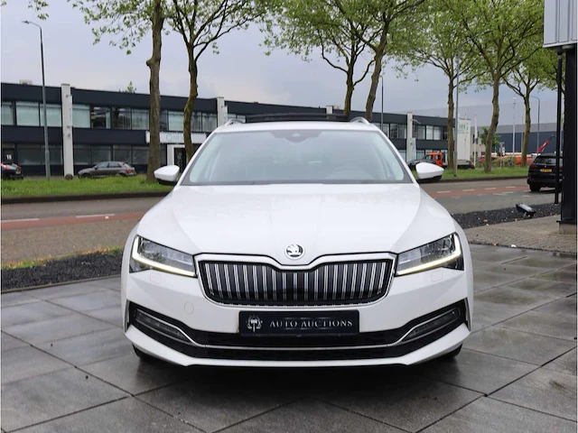 Skoda superb combi 1.4 tsi iv phev 218pk automaat 2020 pano camera stoelverwarming 19inch adaptive led - afbeelding 36 van  37