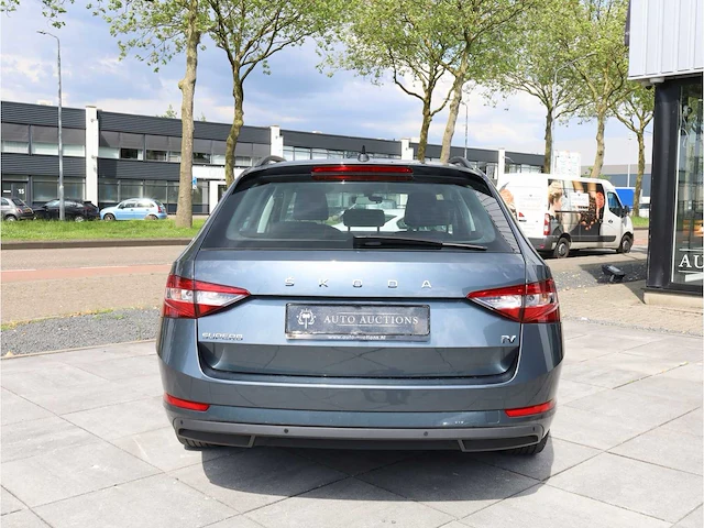 Skoda superb combi 1.4 tsi iv phev 218pk automaat 2021 stoelverwarming adaptive carplay navigatie dab led - afbeelding 23 van  28